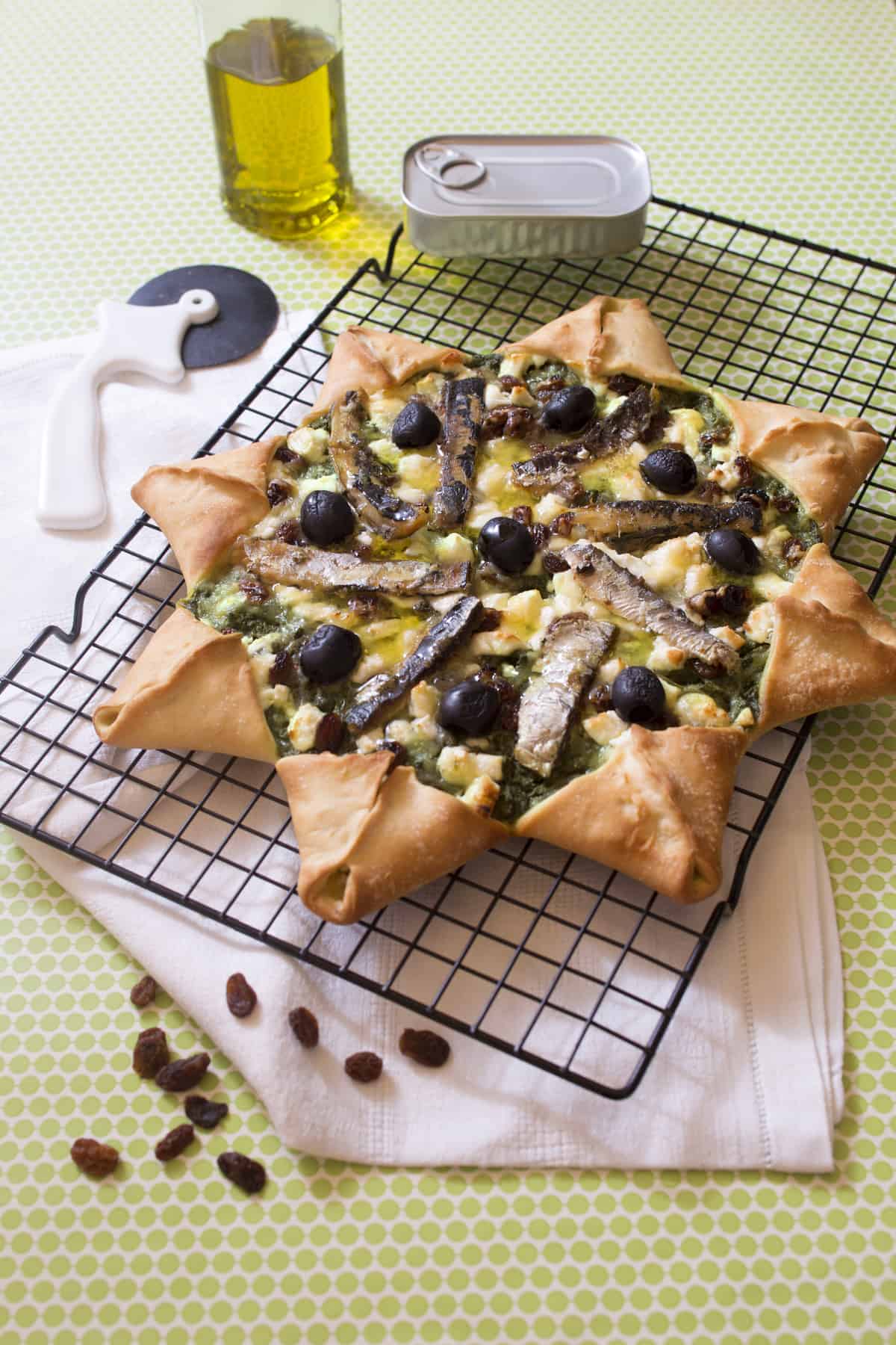 PIZZA ÉTOILE AUX ÉPINARDS, SARDINES, FETA ET RAISINS